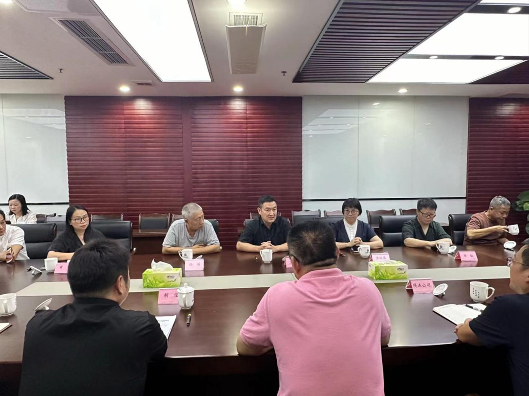 9月3日，四川美術(shù)學(xué)院黨委常委、副院長王朝剛一行蒞臨我司。此次來訪圍繞四方塊文旅商業(yè)街區(qū)項(xiàng)目建設(shè)進(jìn)行指導(dǎo).png
